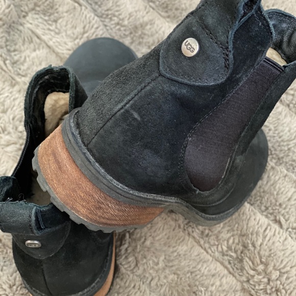 Ugg waterproof ankle boots. - Picture 2 of 4